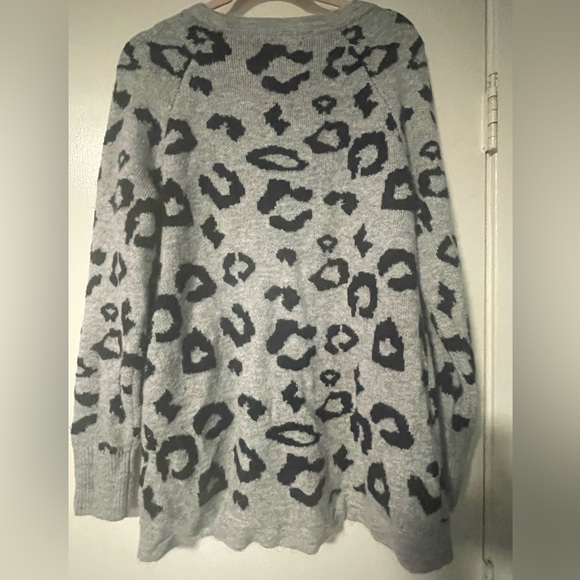 Abercrombie gray/black cheetah sweater with shoulder zipper detailing - Picture 2 of 4